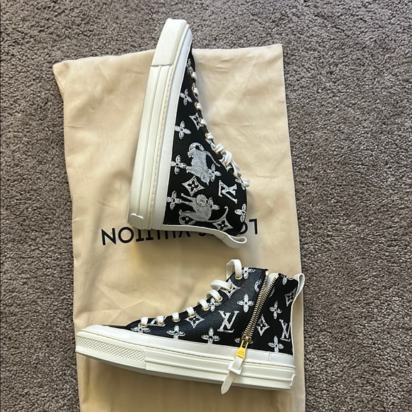 Louis Vuitton Black and White Sneakers with High-Top Design - Picture 3 of 5